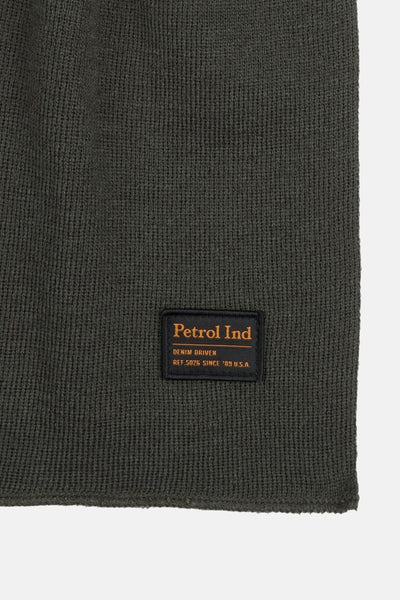 Groene sjaal van Petrol Industries, in een getextureerd breisel met een zwart logopatch.