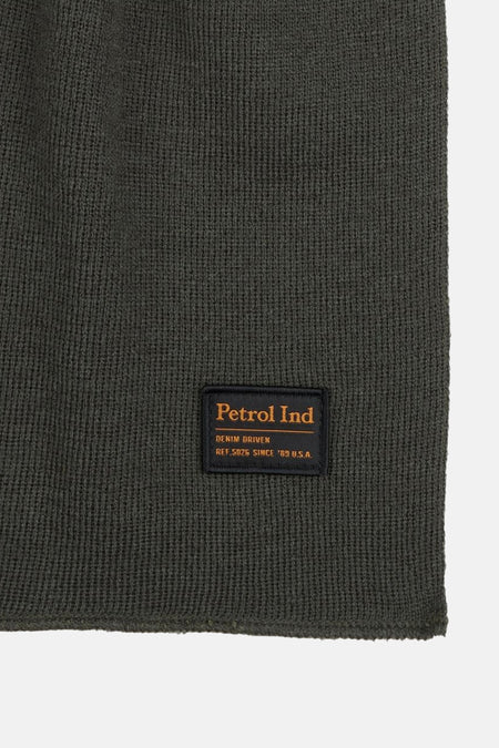 Écharpe verte de Petrol Industries, en tricot texturé avec un patch logo noir.