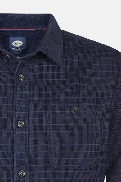 Marineblauwe corduroy overhemd van Petrol Industries, met discrete ruit, met borstzak met knoop.