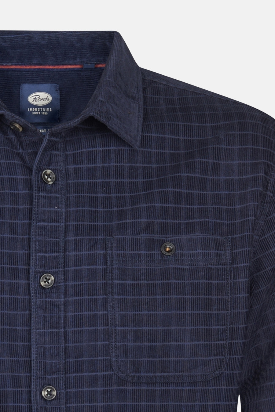 Marineblauwe corduroy overhemd van Petrol Industries, met discrete ruit, met borstzak met knoop.