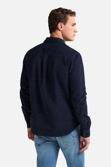 Blauw geruit overhemd met lange mouwen van Petrol Industries, achterkant, gedragen met een lichtblauwe jeans.