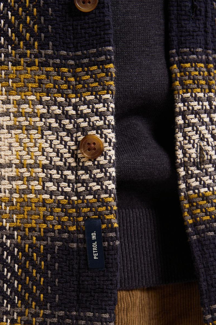 Blauwe blouse met lange mouwen van Petrol Industries met getextureerd ruitpatroon en bruine knopen.