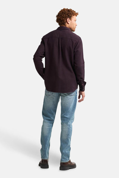 Bordeaux overhemd met lange mouwen van Petrol Industries, van achteren gezien, gedragen met een blauwe jeans en bruine schoenen.