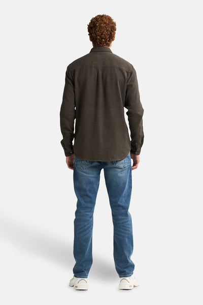 Kaki overhemd met lange mouwen van Petrol Industries®, achterkant, gedragen met een blauwe jeans.