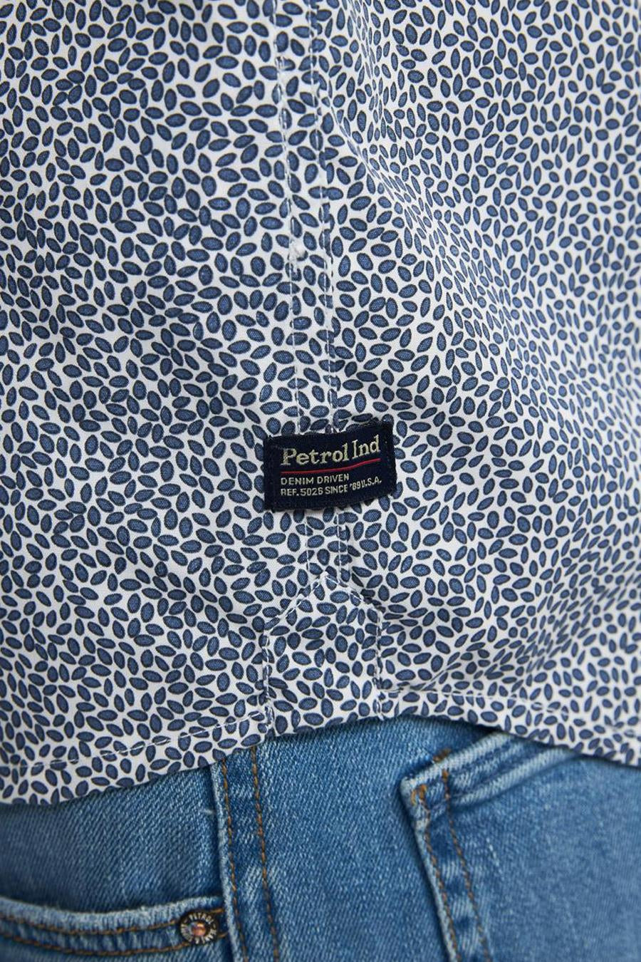 Blauw overhemd met patroon van Petrol Industries met een blauwe jeans eronder.