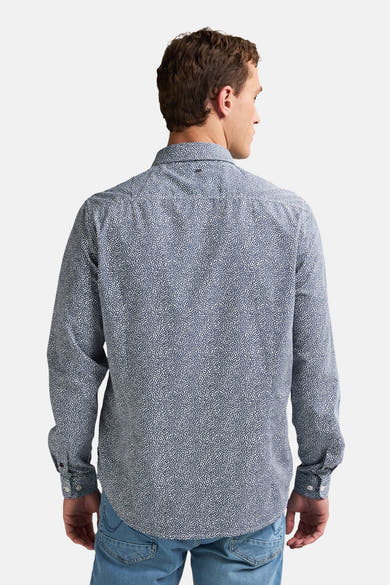 Blauw overhemd met lange mouwen en stippenpatroon van Petrol Industries, van achteren gezien, gedragen met een spijkerbroek.
