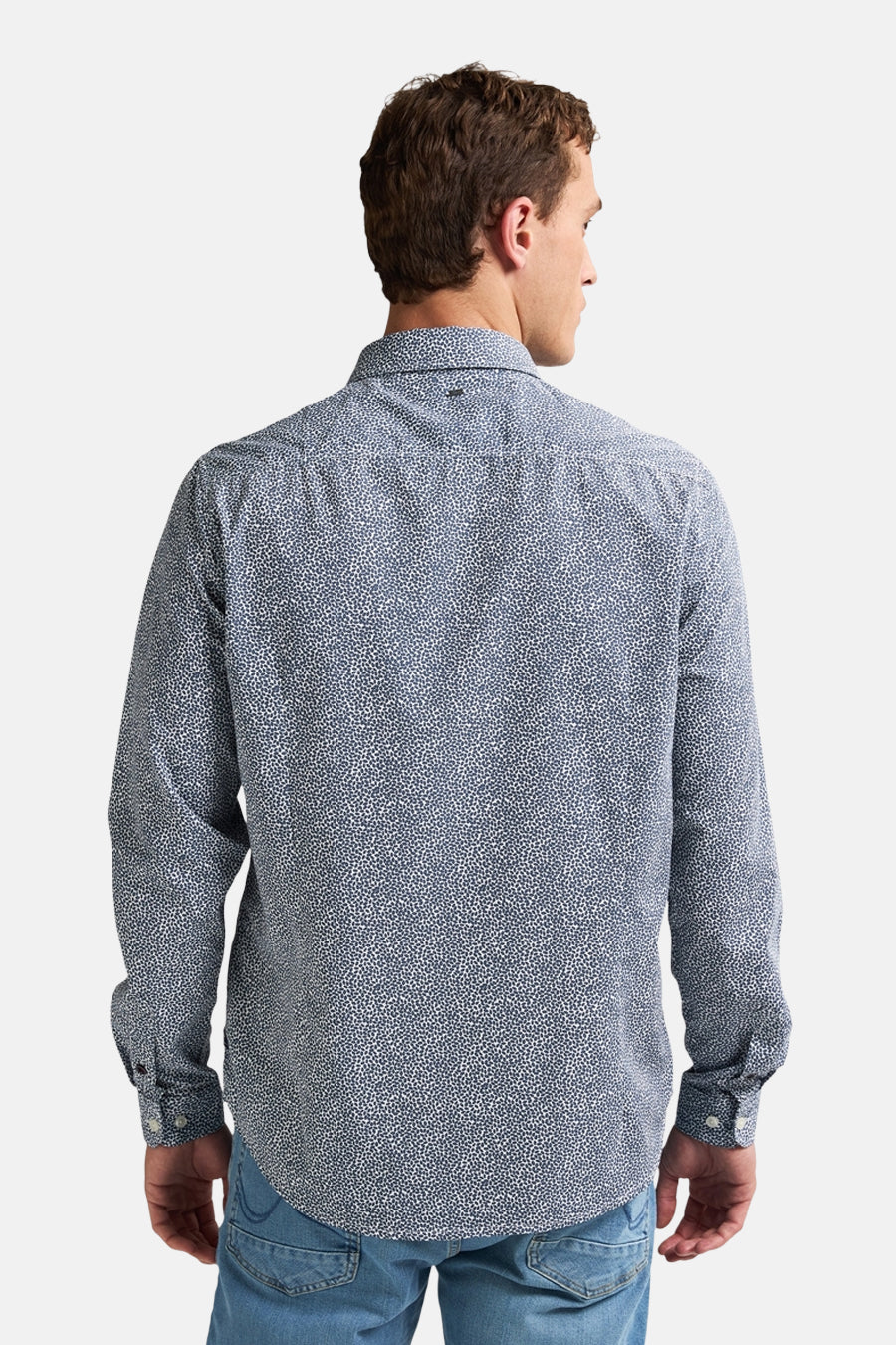 Blauw overhemd met lange mouwen en stippenpatroon van Petrol Industries, van achteren gezien, gedragen met een spijkerbroek.