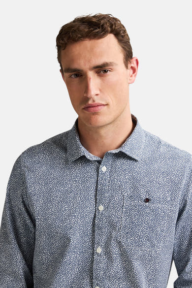 Blauwe blouse met lange mouwen van Petrol Industries® met een subtiel printpatroon en een borstzak.