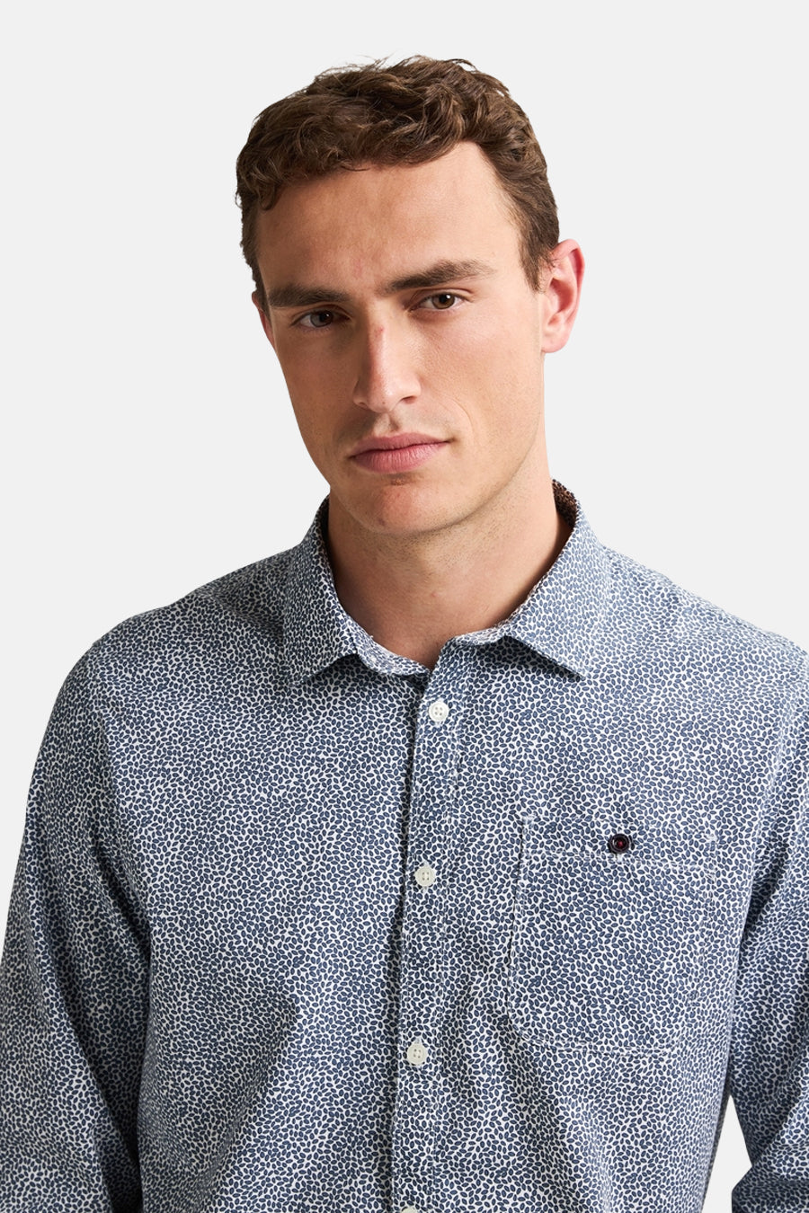 Blauwe blouse met lange mouwen van Petrol Industries® met een subtiel printpatroon en een borstzak.