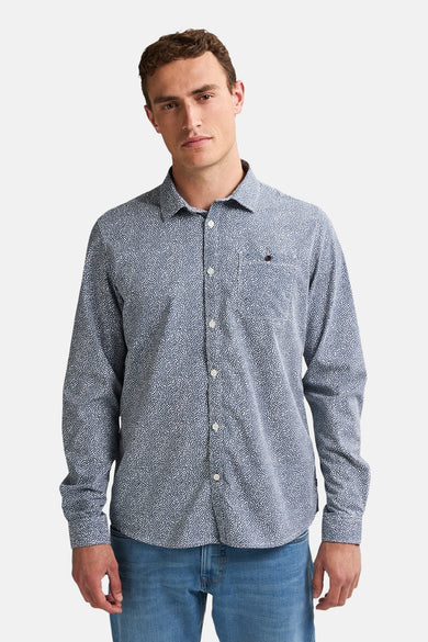 Chemise à manches longues bleue de Petrol Industries avec motif tacheté et poche de poitrine.