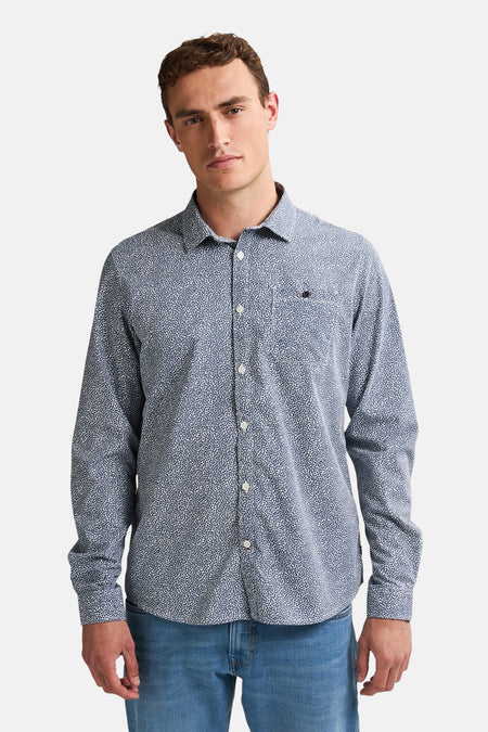 Blauwe blouse met lange mouwen van Petrol Industries met gespikkeld patroon en borstzak.
