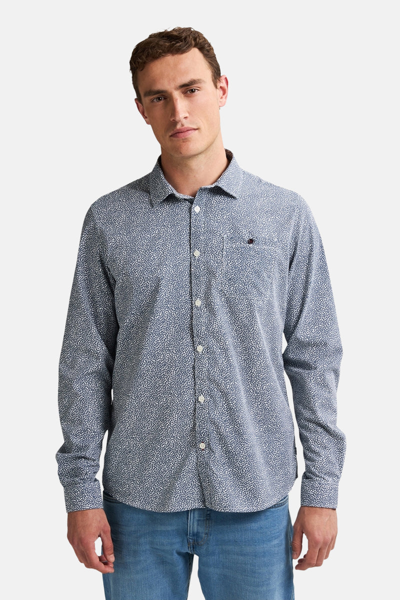 Chemise à manches longues bleue de Petrol Industries avec motif tacheté et poche de poitrine.