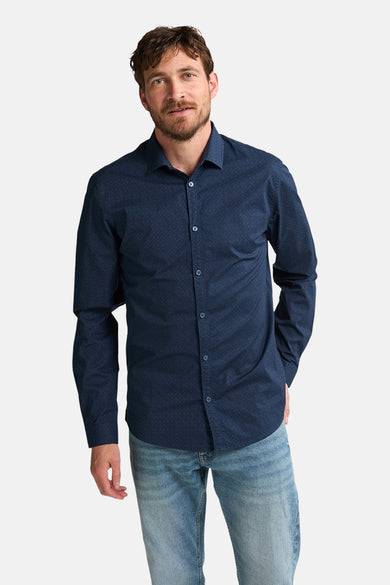 Blauw overhemd met lange mouwen van Petrol Industries, met subtiele patronen, gedragen met een casual spijkerbroek.