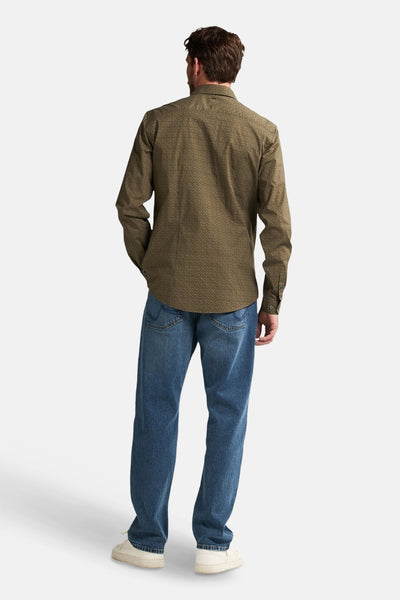 Groen overhemd met lange mouwen van Petrol Industries, met een discreet patroon, gedragen met een blauwe jeans.