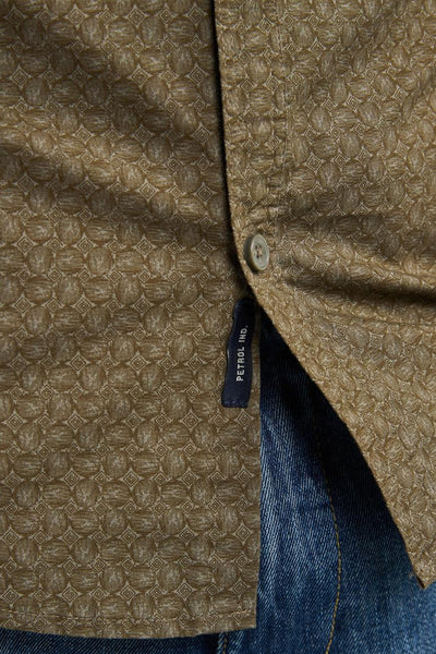 Chemise à manches longues verte de Petrol Industries, avec motif géométrique losanges et boutonnière visible.