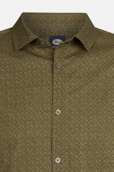 Chemise à manches longues verte de Petrol Industries® avec motif géométrique sur l'ensemble du tissu.