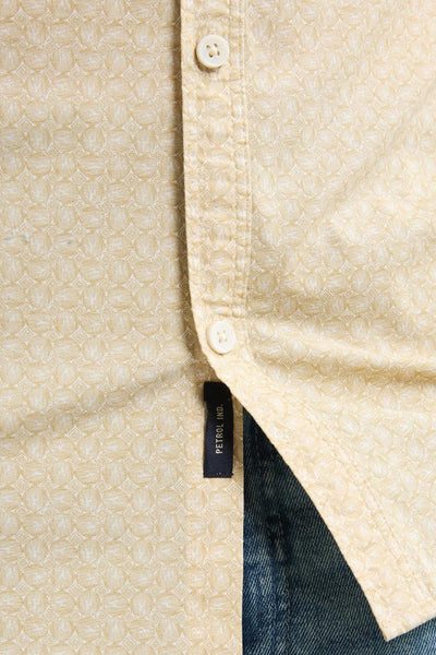 Chemise beige à manches longues de Petrol Industries, motif géométrique discret, détail de l'étiquette de la marque.