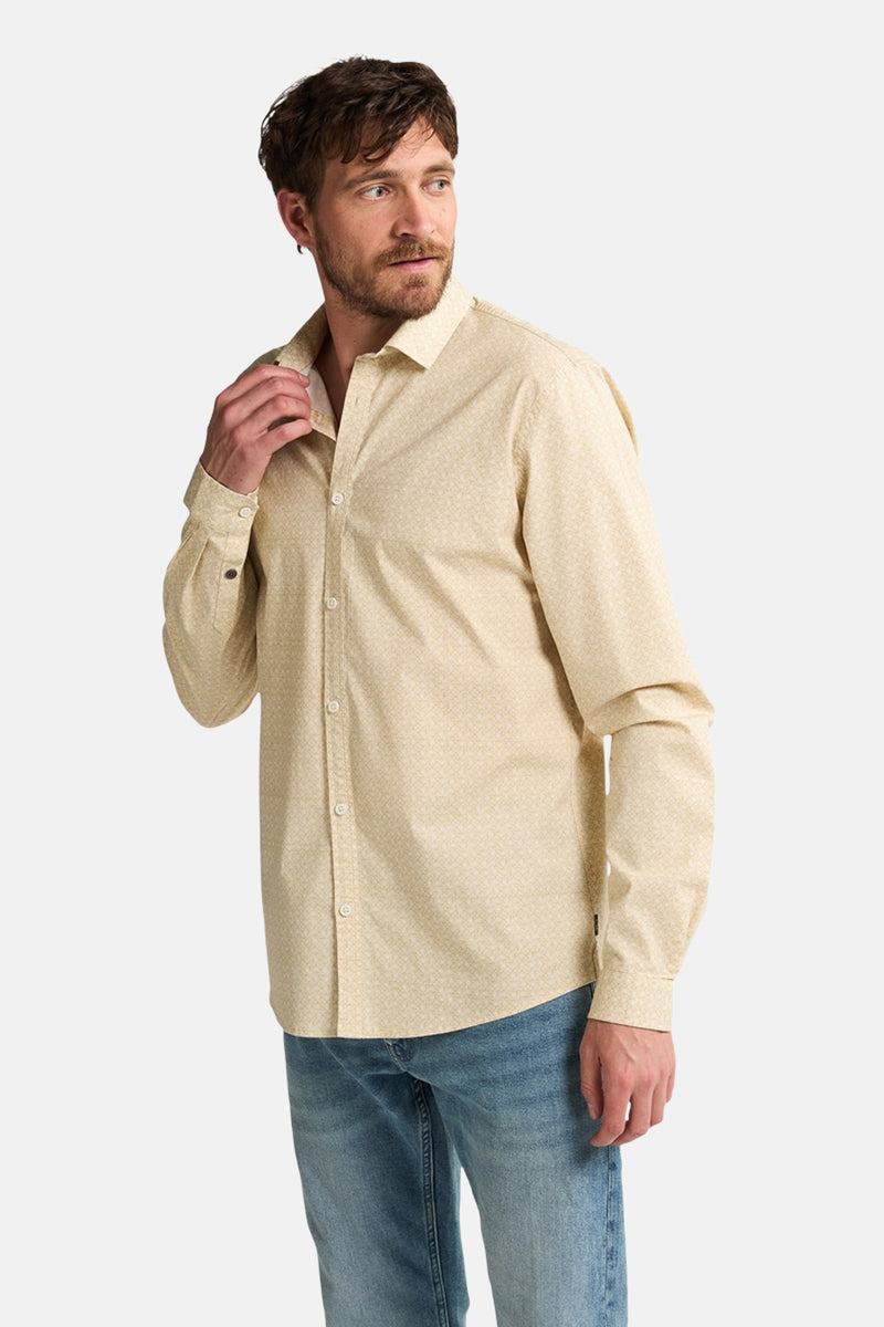 Chemise à manches longues beige de Petrol Industries, avec motif discret, portée avec un jean décontracté.