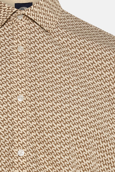 Beige overhemd met lange mouwen van Petrol Industries® met een grafisch driehoekig patroon en een knoopsluiting.