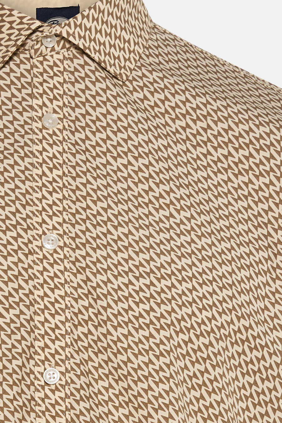 Beige overhemd met lange mouwen van Petrol Industries® met een grafisch driehoekig patroon en een knoopsluiting.