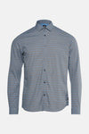 Blauwe blouse met lange mouwen en geometrisch patroon van Petrol Industries®, met zwarte knopen.