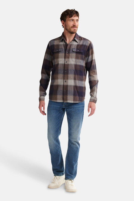 Multikleurig overhemd met lange mouwen van Petrol Industries® met ruitpatroon, borstzakken en blauwe jeans.