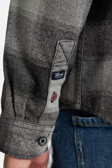 Zwart overhemd met lange mouwen en chevronpatroon van Petrol Industries, met knoopsluiting en zichtbaar denim.