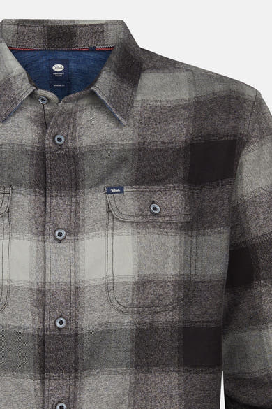 Zwart-grijze geruite blouse met lange mouwen van Petrol Industries, met borstzak met knoop.