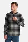 Grijze en zwarte geruite blouse met lange mouwen van Petrol Industries, gedragen met een blauwe jeans.