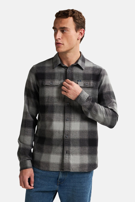 Grijze en zwarte geruite blouse met lange mouwen van Petrol Industries, gedragen met een blauwe jeans.