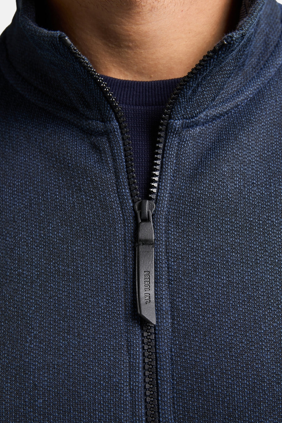Petrol Industries marineblau gilet met ritssluiting en gemêleerde textuur.