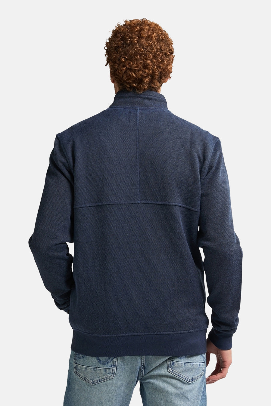 Blauwe bodywarmer van Petrol Industries, achterkant, met getextureerde details en moderne pasvorm gedragen over een spijkerbroek.