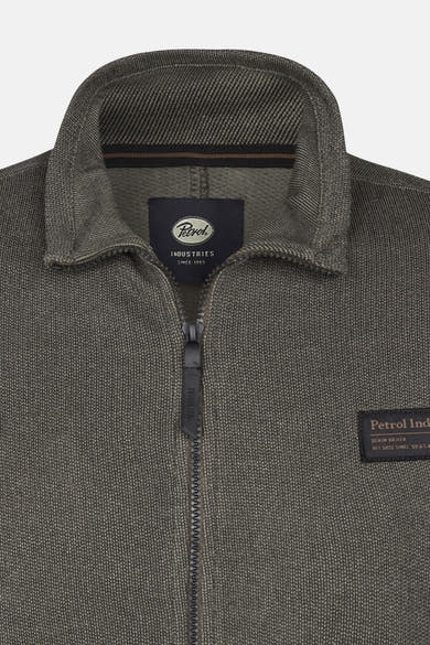 Kaki gilet van Petrol Industries, met volledige ritssluiting en merklabel.