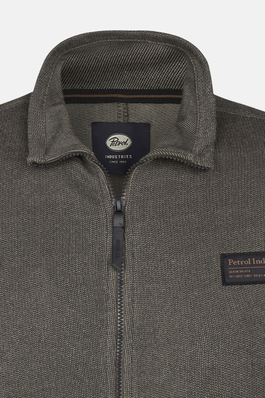 Kaki gilet van Petrol Industries, met volledige ritssluiting en merklabel.
