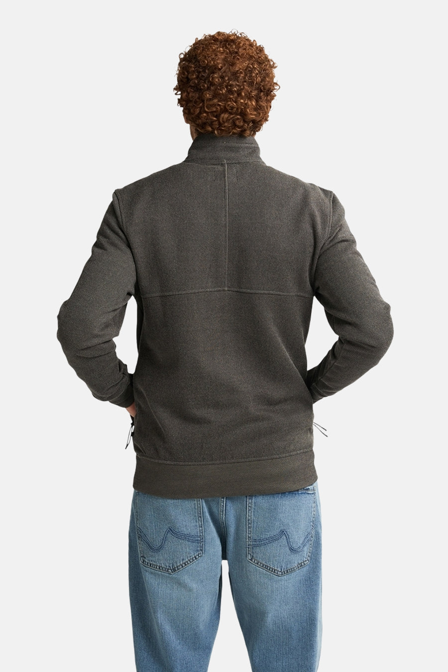 Kaki gilet van Petrol Industries®, stikseldetail en ritssluiting, gedragen met een blauwe jeans.