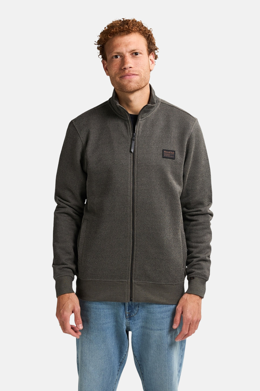 Kaki gilet van Petrol Industries, met ritssluiting en zijzakken, gedragen met een blauwe jeans.