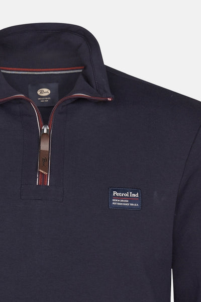 Marineblauwe sweater met ritssluiting van Petrol Industries, met geborduurd logo op de borst.