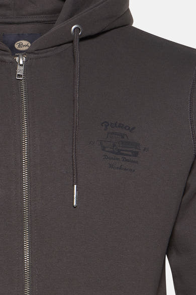 Grijze Petrol Industries bodywarmer met ritssluiting aan de voorkant en capuchon met trekkoord.