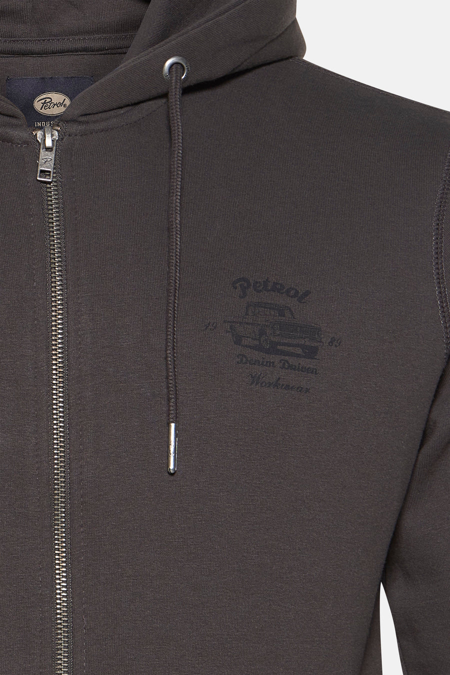 Grijze Petrol Industries bodywarmer met ritssluiting aan de voorkant en capuchon met trekkoord.