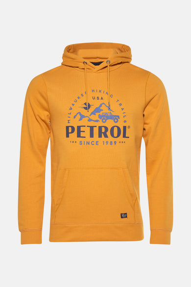 Gele hoodie van Petrol Industries® met trekkoorden en een opdruk aan de voorkant.