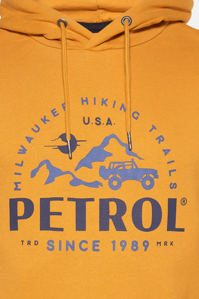 Sweat à capuche jaune de Petrol Industries® avec des cordons de serrage et un imprimé sur le devant.