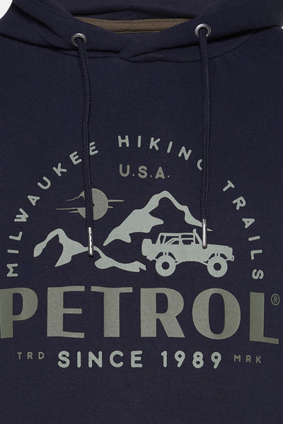 Blauwe hoodie van Petrol Industries®, bedrukt met berglandschap, logo en slogan.