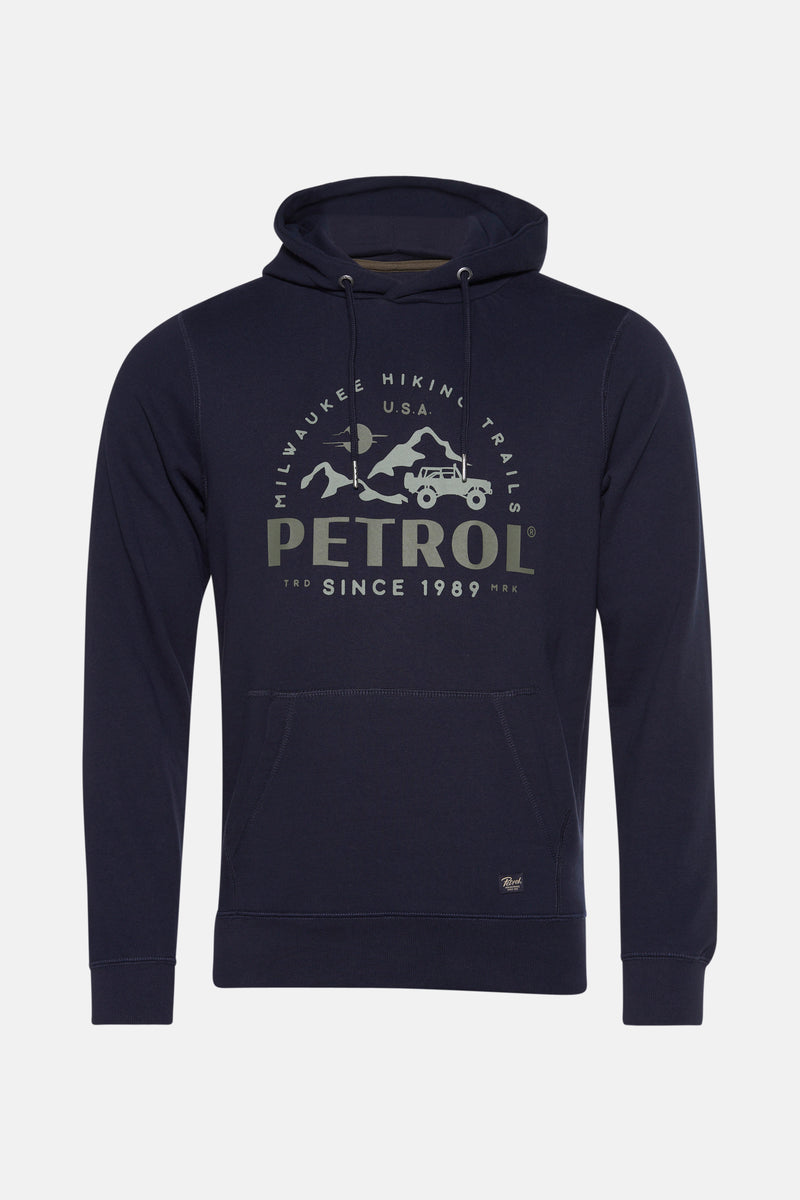 Blauwe hoodie van Petrol Industries®, met opdruk aan de voorkant en kangoeroezak.