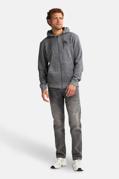 Grijs gemêleerde hoodie van Petrol Industries, gedragen met een lichtgrijze jeans en witte sneakers.