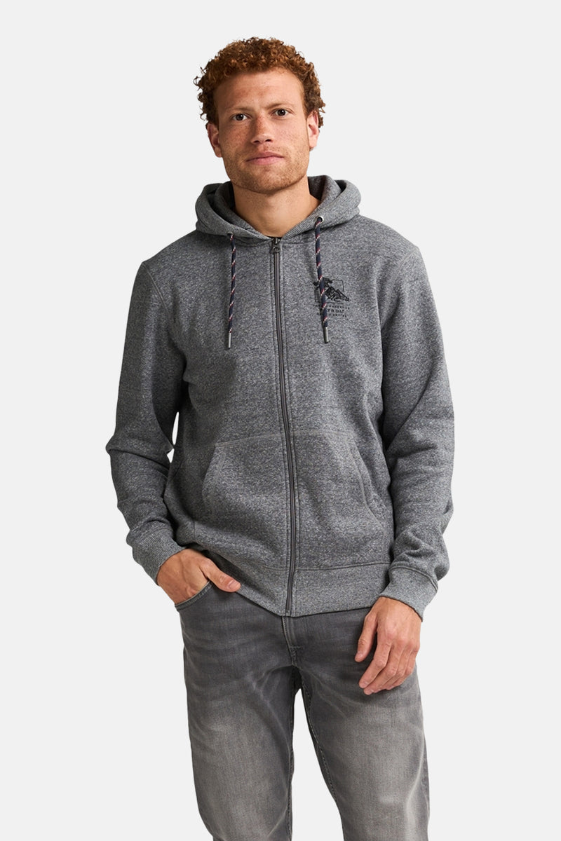 Grijze hoodie van Petrol Industries, met ritssluiting en gevlochten trekkoorden, gedragen met een lichtgrijze jeans.