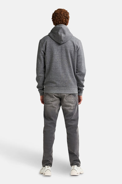 Grijze hoodie van Petrol Industries, gedragen met een grijze jeans en witte sneakers, achterzicht.