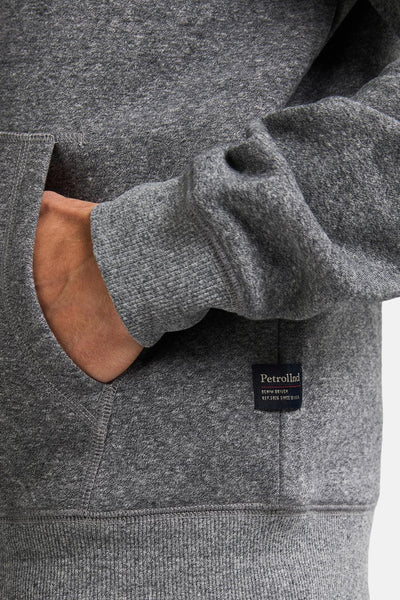 Sweat à capuche gris de Petrol Industries, avec une poche kangourou et étiquette logotypée.