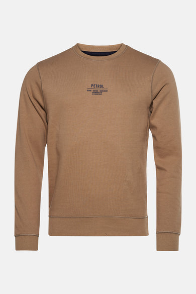 Beige sweater van Petrol Industries, met een opgedrukt logo in het midden op een effen achtergrond.