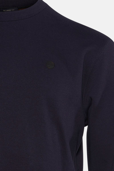 Pull à col rond bleu by Petrol Industries avec un petit logo sur la poitrine.