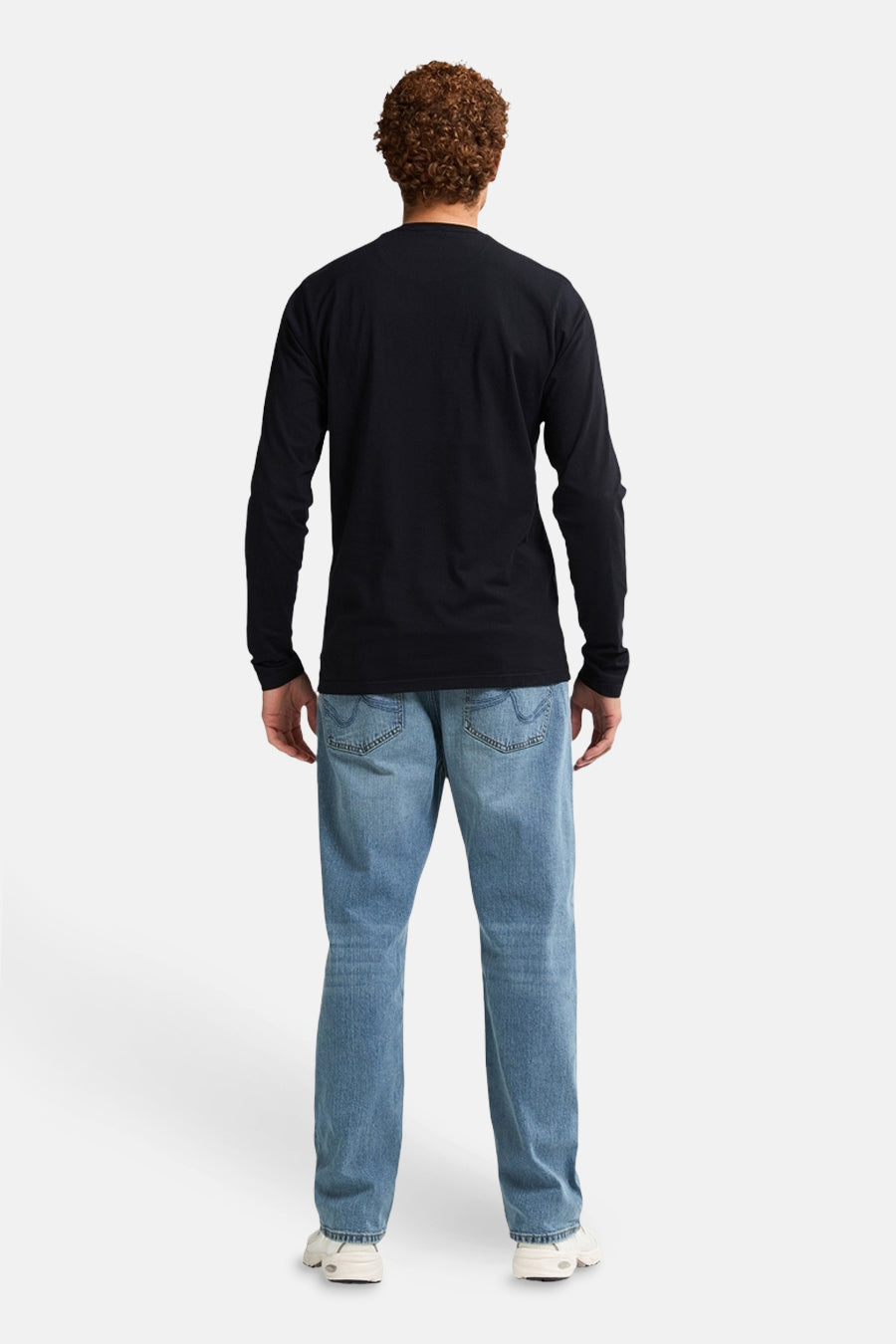 Zwart T-shirt met lange mouwen van Petrol Industries®, gedragen met een blauwe jeans.